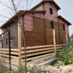 Üç katlı ahşap bir ev