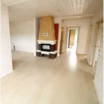 40 m2 Kütük ev iç şömine görseli