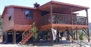 İzmir Torbalıda yapılan önünde verandalı kırmızı renkli "80 m2 ahşap bungalov ev"