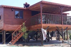 İzmir Torbalıda yapılan önünde verandalı kırmızı renkli "80 m2 ahşap bungalov ev"