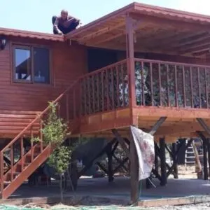 İzmir Torbalıda yapılan önünde verandalı kırmızı renkli "80 m2 ahşap bungalov ev"