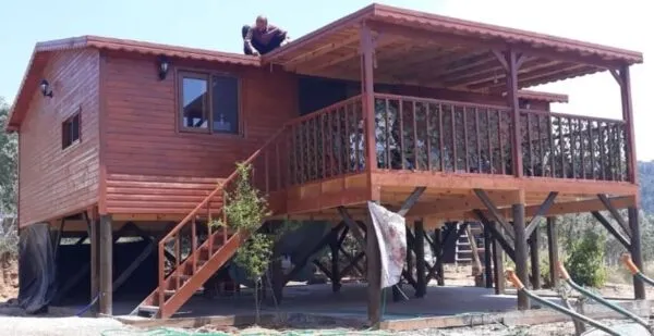 İzmir Torbalıda yapılan önünde verandalı kırmızı renkli "80 m2 ahşap bungalov ev"