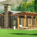 Modern tasarımlı, ahşap dış cepheli tek katlı bir ev; önünde masa ve sandalyeler, şezlong, salıncak ve yeşil bahçeyle çevrili dağ manzaralı bir ortam.