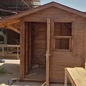 Önden kapısı açık içi gözüken bahçe depolama evi