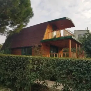 Yeşillikler içinde fransız mansard çatı ahşap ev