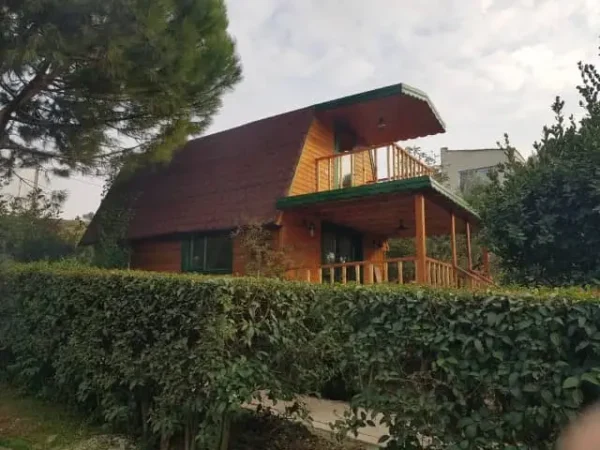 Yeşillikler içinde fransız mansard çatı ahşap ev