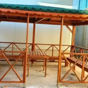 Fabrika bahçesinde çekilen masalı oturaklı çay sigara içme alanı ahşap dikdörtgen kamelya