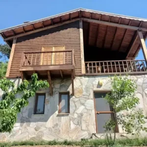 Altı taş üstü ahşap kütük ev
