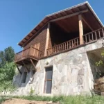 Gökyüzünün mavisi yeşil manzara içinde verandada oturup bişeyler içmek için tasarlanmış yapı