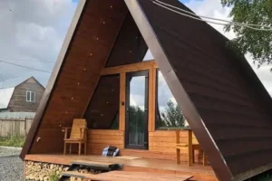 Bulutlu havada çekilmiş a-dik çatı bungalov evleri görünümü