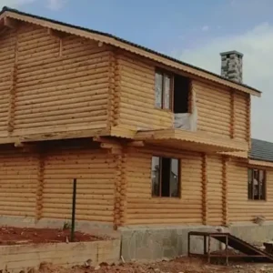 İki Katlı Tomruk Ev Arka Görseli