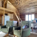 Sevdikleriniz ile birlikte ağaç kokusu eşliğinde salonda sohbet edip merdiven ile loft kata çıkış görseli