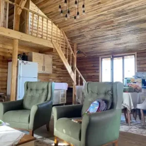 Sevdikleriniz ile birlikte ağaç kokusu eşliğinde salonda sohbet edip merdiven ile loft kata çıkış görseli