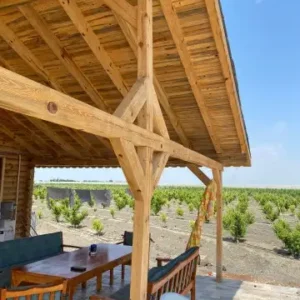 İki Katlı Tomruk Ev Verandası Görseli