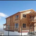 İki katlı ahşap tomruk ev mavi gökyüzü