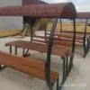 Kenarları yuvarlak üzeri kırmızı şıngıl olan çatılı piknik masası, Yuvarlak Ahşap Kamelya