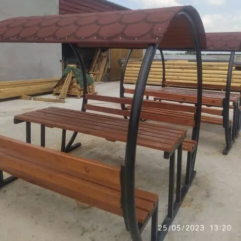 Kenarları yuvarlak üzeri kırmızı şıngıl olan çatılı piknik masası, Yuvarlak Ahşap Kamelya