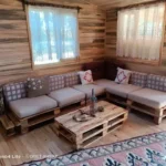 Perdeleri takılı pencere ve palet tahtaları koltuk görseli