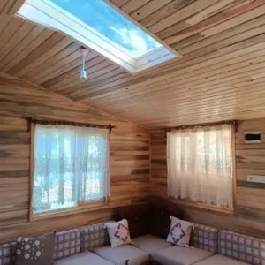 Salon tavanda camı olan görsel