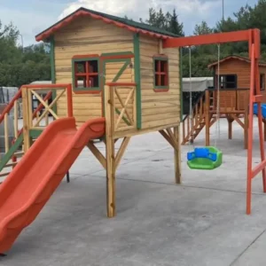 Turuncu renkte kaydırak ve yanında yeşil salıncağı olan yerden yüksek küçük çocuk oyun evi