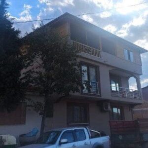 Altı tuğla üstü ahşap