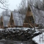 Hafif karlarla kaplı sivasın su şehrinde üçgen dik çatı ahşap bungalov evleri imalat aşaması görseli