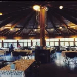 Ortada Şık Kolon Olan İç Görsel