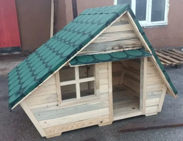 Ham renksiz çatısı yeşil şıngıl olan ahşap ördek evi