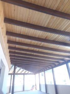 Ahşap çatıda takılı pergola