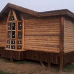 Tek katlı kütük ev önü