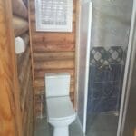 Küçük Ağaçtan Tomruk Ev Banyo Klozet