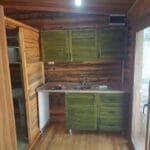 Küçük ağaçtan tomruk ev mutfak