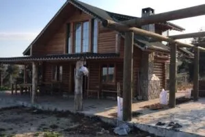 Doğal ağaçtan yapılma tomruk ev önü verandalı şömineli