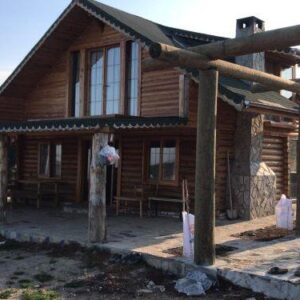 Doğal ağaçtan yapılma tomruk ev önü verandalı şömineli