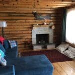 100 m2 tomruk ev salon sömine bölümü