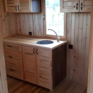 Ahşap tezgahlı mutfak