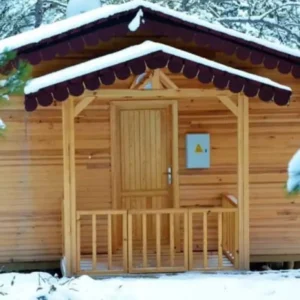 Karlarla kaplı ahşap ev