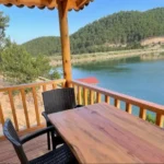 Orman içinde göl manzaralı veranda