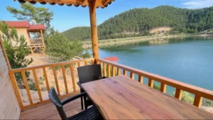 Orman içinde göl manzaralı veranda