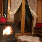 Ateşi yanan soba kapıda perdeleri acık cam salon