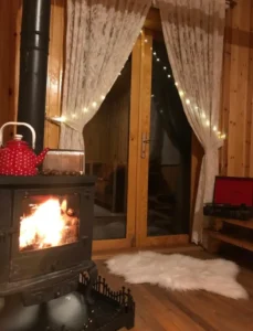 Ateşi yanan soba kapıda perdeleri acık cam salon