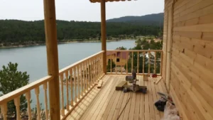Göl manzaralı veranda