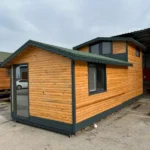 Yanda ve önde penceresi olan arkada loft katlı tiny house