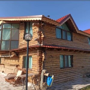 Önü büyük camlı çatısında iki adet kuşluk bulunan bir 220 m2 ağaç ev