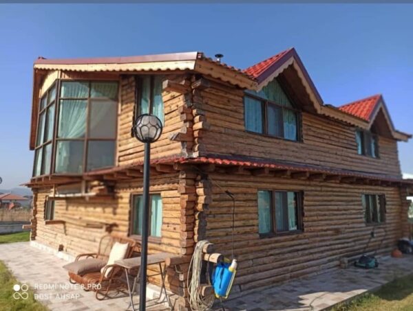 Önü büyük camlı çatısında iki adet kuşluk bulunan bir 220 m2 ağaç ev
