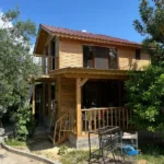 Hayallerinizdeki yuvaya hoş geldiniz. Şehrin karmaşasından uzaklaşıp huzur dolu bir yaşama adım atmak istiyorsanız, 60 m² ahşap bungalov evimiz