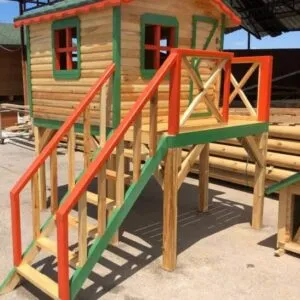 Yeşil ve turuncu renk ile boyanmış yanında merdiveni olan Ahşap Çocuk Oyun Evi