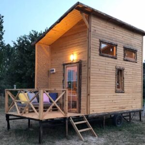 Ön Görünüş Dost Ahşap Karavan