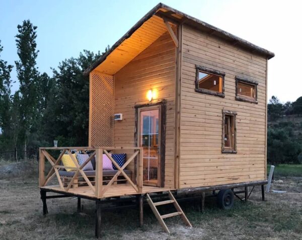 Ön Görünüş Dost Ahşap Karavan